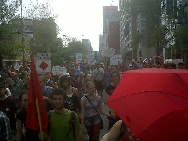 Protestmars van studenten in Montreal overdag.
