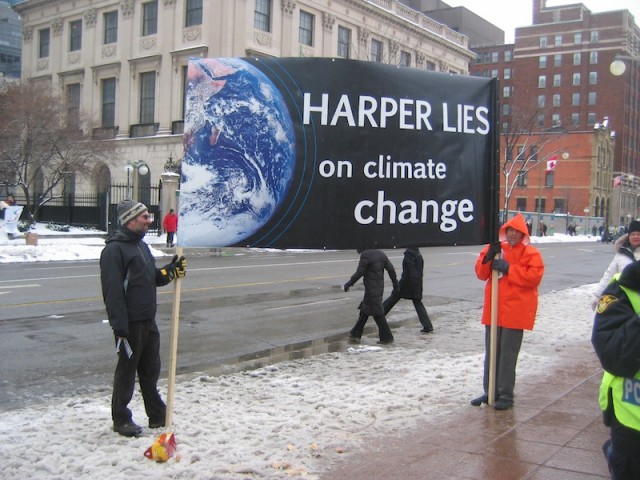 Demonstranten protesteren in Ottawa tegen het klimaatbeleid van de Canadese premier Harper.