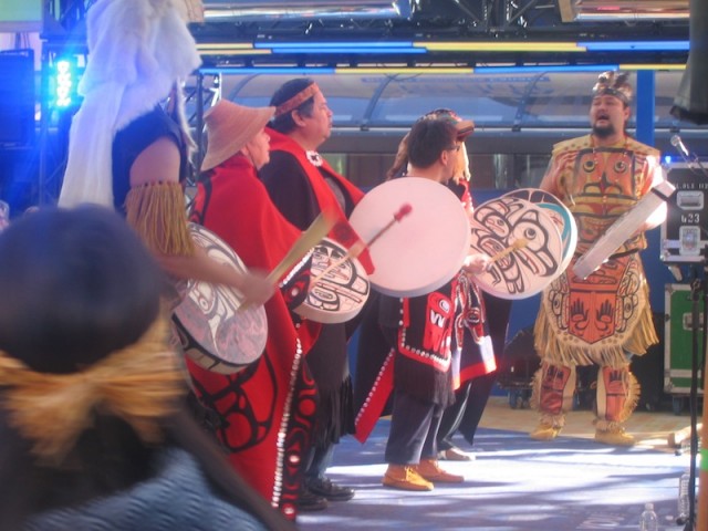 Mike Dangeli (rechts) leidt een groep drumdansers van de inheemse Nisga’a-bevolking bij een openluchtvoorstelling tijdens de Olympische Winterspelen in Vancouver.