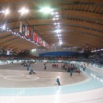 Wijde bogen van dennenhout vormen het plafond van de Olympische schaatshal in Richmond, een voorstad van Vancouver.