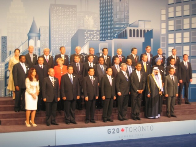 Wereldleiders gaan gezamenlijk op de foto tijdens de topontmoeting van de G20 in Toronto. Vooraan als derde en vierde van rechts president Obama en de Canadese premier Stephen Harper, de gastheer van de top. Premier Balkenende staat op de tweede rij, vijfde van links.