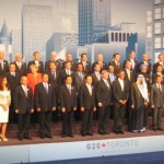 Wereldleiders gaan gezamenlijk op de foto tijdens de topontmoeting van de G20 in Toronto. Vooraan als derde en vierde van rechts president Obama en de Canadese premier Stephen Harper, de gastheer van de top. Premier Balkenende staat op de tweede rij, vijfde van links.