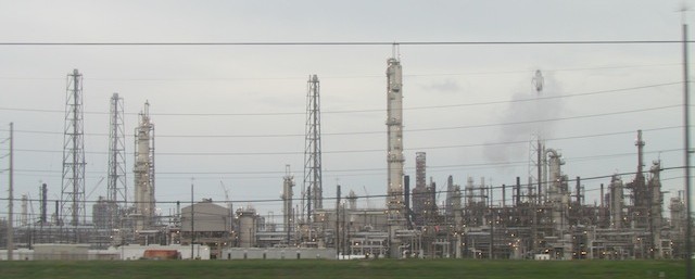 Raffinaderijen bij Port Arthur in Texas, aan de kust van de Golf van Mexico.