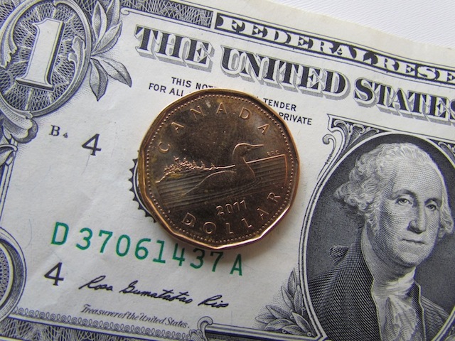 De Amerikaanse dollar en de Canadese munt, bijgenaamd de 'loonie'.