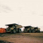 Reusachtige kiepwagens worden ingezet bij het afgraven van teerzand uit open mijnen.