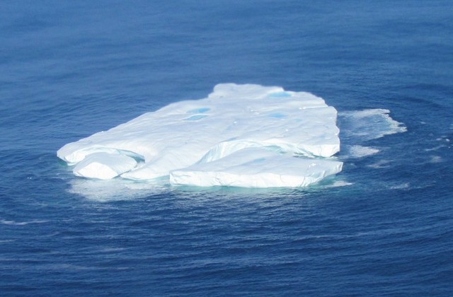 IJsberg voor de kust van Newfoundland, gezien vanuit het vliegtuig van de Internationale IJsbergpatrouille.