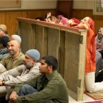 Een geschil over de barrière tussen mannen en vrouwen in de moskee is een van de thema’s van Little Mosque on the Prairie.