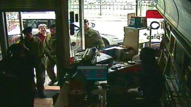 German policemen enter the Internet café to arrest Magnotta (foto AP).