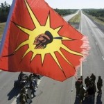 Mohawks demonstreren op een snelweg in Ontario. Het verkeer is stilgelegd door de politie (foto CP).