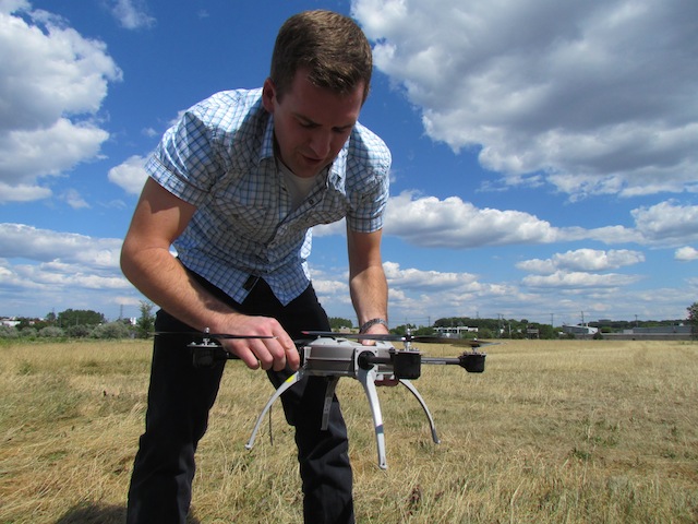 Behending zet Ian MacDonald van het Canadese Aeryon Labs een kleine drone in elkaar.