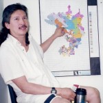 Een lid van de Gitxsan bevolking toont het gebied waarop de inheemse groep aanspraak maakt.