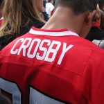 Een Canadese ijshockeysupporter draagt een trui met de naam van Sidney Crosby.