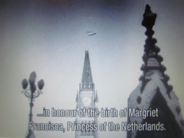De Nederlandse vlag in top op de Peace Tower, ter ere van de geboorte van Prinses Margriet in Ottawa.