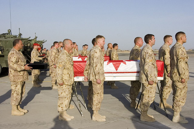 Ceremonie voor de vier omgekomen militairen op de basis in Kandahar. Foto Master Corporal Doug Desrochers