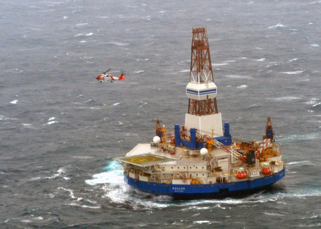Het boorschip Kulluk, dat Shell inzet voor proefboringen voor de kust van Alaska, liep eind vorig jaar vast tijdens een storm. Foto U.S. Coast Guard