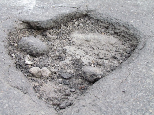Een zich ontwikkelend gat in het wegdek van Montreal, een 'pothole'.