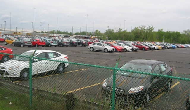 Gloednieuwe personenauto's bij een assemblagefabriek van Ford in Michigan.