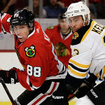 Patrick Kane van de Chicago Blackhawks en Chris Kelly van de Boston Bruins in duel.