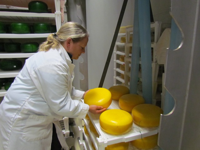 Kaasproducent Margaret Peters op haar bedrijf, Glengarry Cheesemaking in Lancaster, Ontario.