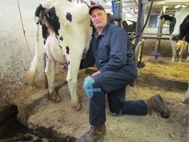 Melkveehouder Peter Ruiter aan het werk op zijn bedrijf bij Ottawa.