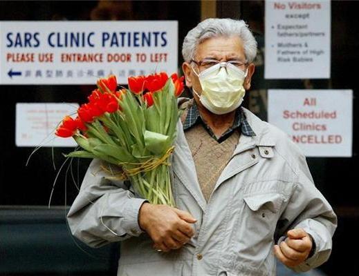 Een bezoeker van een ziekenhuis in Toronto draagt een gezichtsmasker (foto Canadian Press).