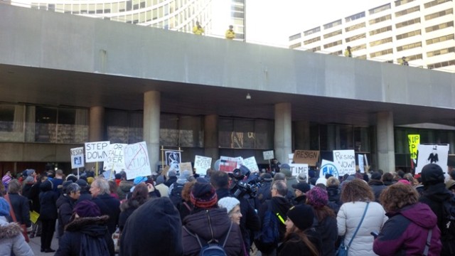 Demonstranten bij het stadhuis van Toronto eisen het vertrek van burgemeester Rob Ford.
