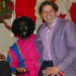 Volksvertegenwoordiger Joachim Stroink heeft zijn excuses aangeboden voor een foto van hemzelf (rechts) met Zwarte Piet.
