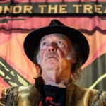 De Canadese rockzanger Neil Young tijdens zijn 'Honour the Treaties' tour.