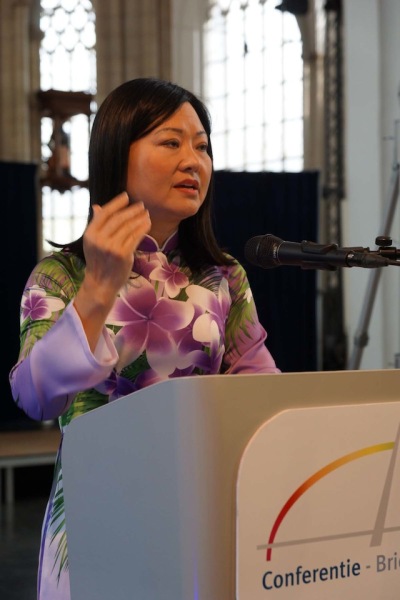 Kim Phuc tijdens een lezing in Arnhem in september 2014 (foto Peter de Ruiter).