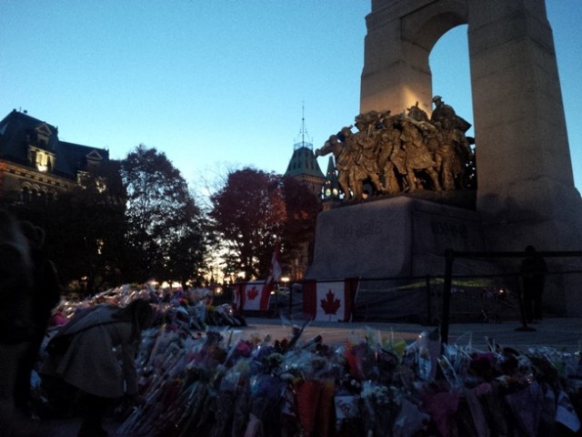 Bloemen bij het nationale oorlogsmonument in de Canadese hoofdstad Ottawa, ter ere van korporaal Nathan Cirillo, die deze week omkwam bij een aanslag.