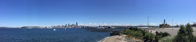 Het boorplatform Polar Pioneer in de haven van Seattle, schuin tegenover de skyline van het centrum.