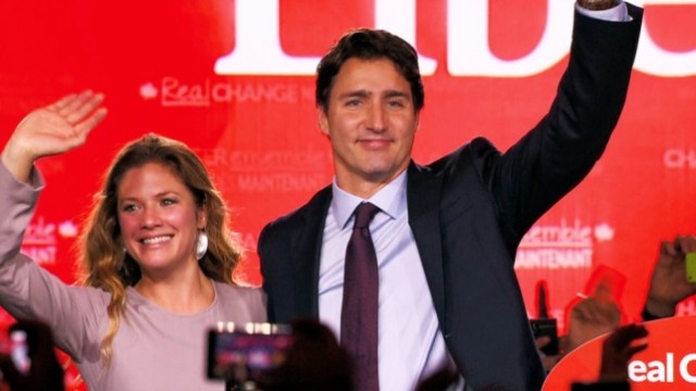 Justin Trudeau en zijn echtgenote, Sophie Grégoire, na afloop van zijn overwinningsrede in Montreal