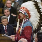 Phil Fontaine, hoofd van de Assembly of First Nations, spreekt het Canadese Lagerhuis toe naar aanleiding van de verontschuldiging voor het beleid van kostscholen voor inheemse kinderen. Premier Stephen Harper (links) kijkt toe. Foto Canadian Press