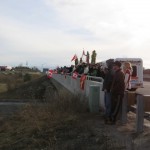 Canadezen wachten op een viaduct over snelweg 401 in Ontario op een rouwstoet met militairen die zijn gesneuveld in Afghanistan.