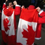 Canadese sportfans zijn in het centrum van Vancouver gehuld in de nationale kleuren.