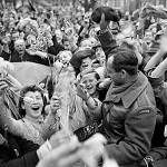 Nederlanders vieren de bevrijding door Canadese militairen in Utrecht, 7 mei 1945 (foto Nationaal Archief van Canada)