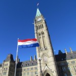 De Nederlandse vlag voor het Canadese parlementsgebouw in Ottawa.