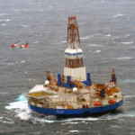 Het boorschip Kulluk, dat Shell inzet voor proefboringen voor de kust van Alaska, liep eind vorig jaar vast tijdens een storm. Foto U.S. Coast Guard
