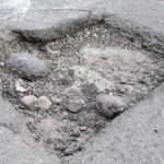 Een zich ontwikkelend gat in het wegdek van Montreal, een 'pothole'.