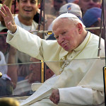 Paus Johannes Paulus II komt aan bij de Wereldjeugddagen in Toronto (foto Dan Loh, AP).