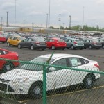 Gloednieuwe personenauto's bij een assemblagefabriek van Ford in Michigan.