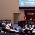 De gemeenteraad van Toronto in debat over de positie van burgemeester Rob Ford (links).