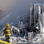 Brandweerlieden bij het bejaardenhuis in l'Isle-Verte dat is verwoest. Foto CP